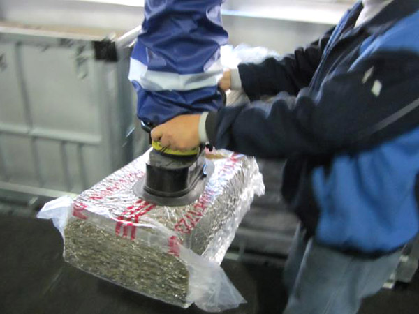 真空管吸吊機(jī)-橡膠塊搬運(yùn)現(xiàn)場(chǎng)