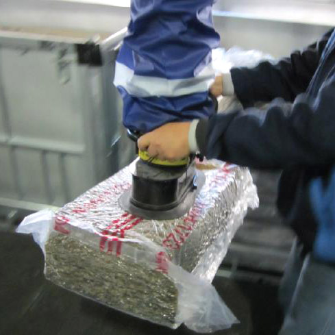 真空管吸吊機-橡膠塊搬運